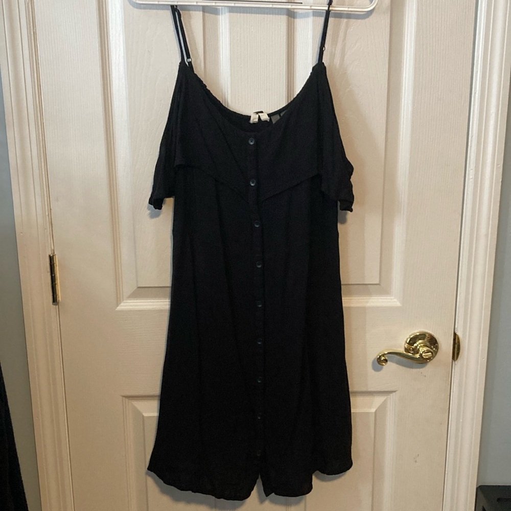 Roxy XL off shoulder women’s black dress with front buttons. No damages.